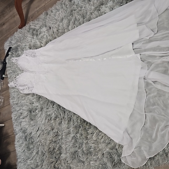 New Gorgeous Wedding Gown - Picture 3 of 17